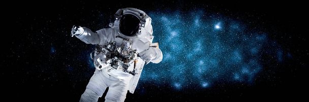 Astronauta astronauta hacer caminata espacial mientras trabaja para la estación espacial - Foto, Imagen