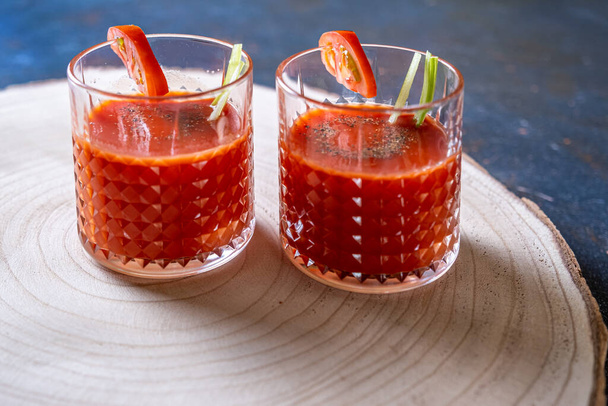 Jugo de tomate en dos vasos con aperitivo de altramuz. Bloody Mary, cócteles - Foto, imagen