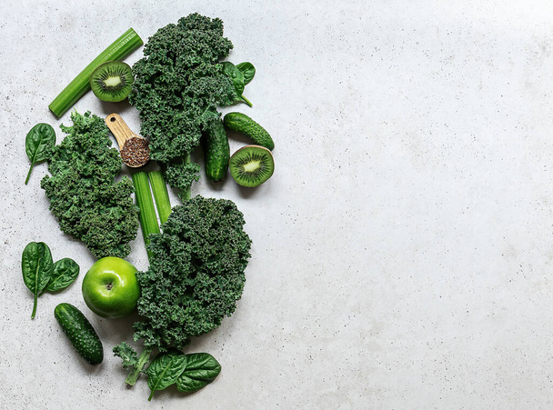 Zutaten für einen gesunden grünen Smoothie oder Salat - Superfoods, Detox, Ernährung, Gesundheit, vegetarisches Ernährungskonzept.  - Foto, Bild