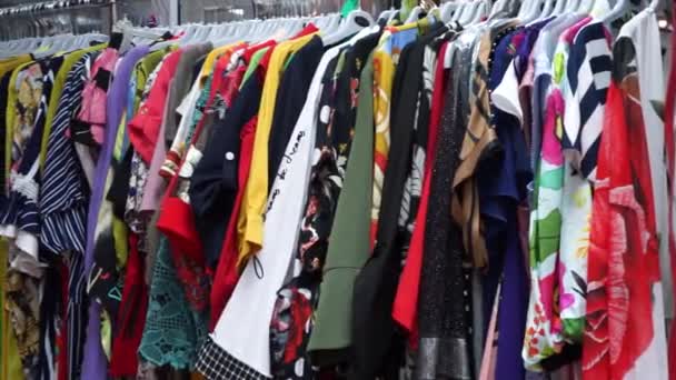 Venta de ropa de mujer en la boutique - Imágenes, Vídeo