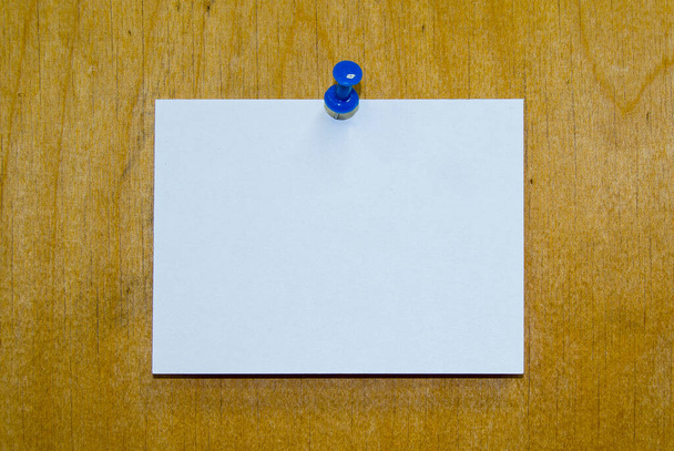 чистый лист бумаги на доске. лист, прикрепленный к пушпину - Фото, изображение