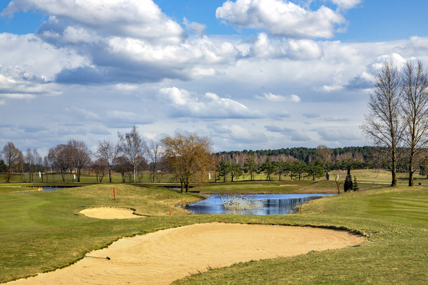 Место для гольфа с великолепным зеленым и красивым видом на озеро Кизезерс в Риге, Латвия - Фото, изображение
