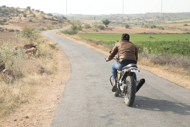 Motor Bike Rider στην αγροτική περιοχή - Φωτογραφία, εικόνα