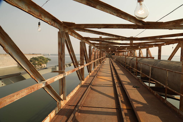 Puente de hierro con línea de tubería - Foto, Imagen