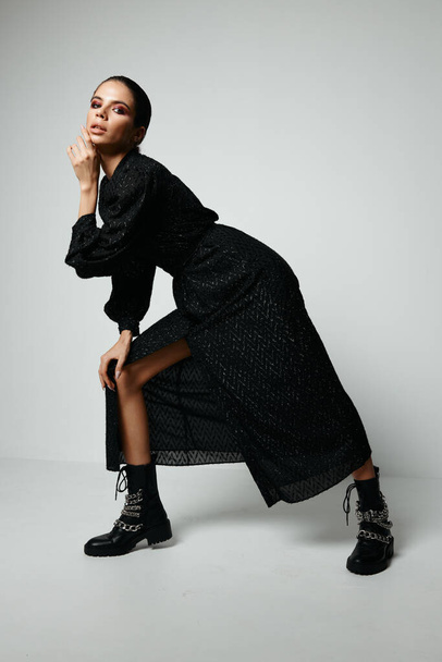 bella donna trucco luminoso nero scarpe glamour luce sfondo - Foto, immagini