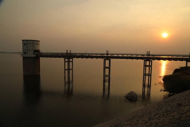 Żelazny most z linią rur - Zdjęcie, obraz