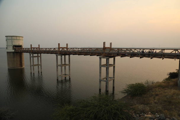 Ponte de ferro com linha de tubulação - Foto, Imagem