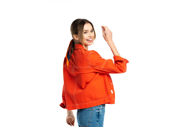 šťastná mladá žena v džínách a oranžová košile izolované na bílém - Fotografie, Obrázek