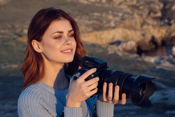 iloinen nainen valokuvaaja ammatillinen ulkona maisema kivinen vuoret - Valokuva, kuva