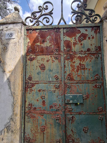 старі іржаві металеві двері деталь паркану
 - Фото, зображення