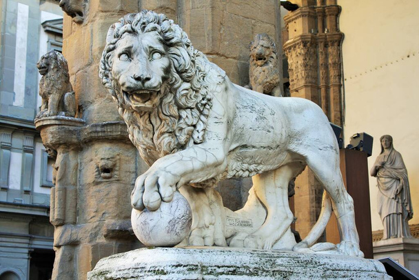 Florence, Toscane, Italië: Oud standbeeld van een leeuw op Piazza della Signoria, beeldhouwwerk dat een leeuw met een bol onder één poot voorstelt - Foto, afbeelding