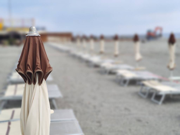 イタリアの夏のシーズンのために設立された浴場ビーチクラブの準備｜バリャッツェ - 写真・画像