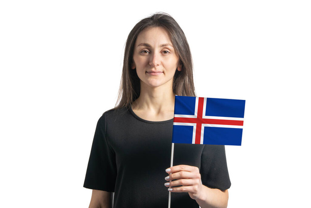 Щаслива молода біла дівчина, що тримає прапор Ісландії ізольованим на білому тлі.. - Фото, зображення