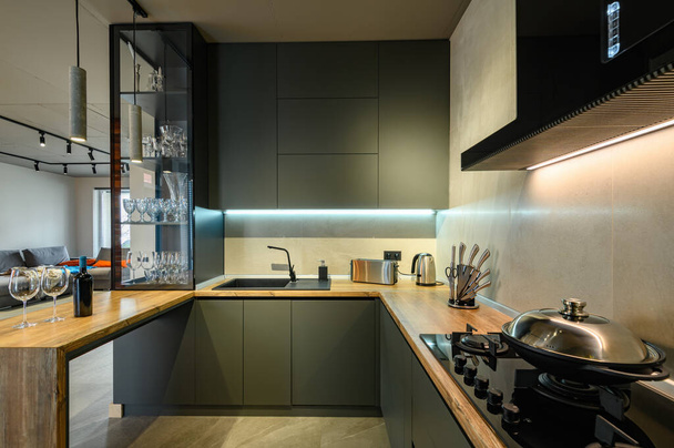 Σύγχρονη μεγάλη πολυτέλεια σκούρο γκρι κουζίνα closeup - Φωτογραφία, εικόνα