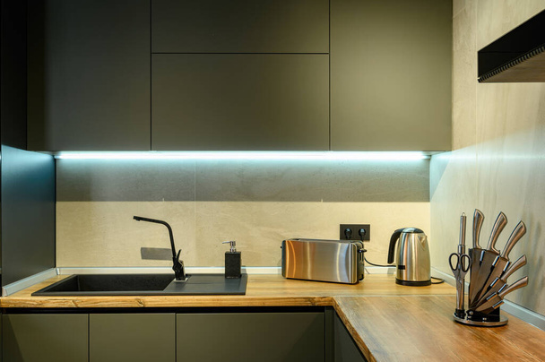 Moderno grande lusso grigio scuro cucina primo piano - Foto, immagini