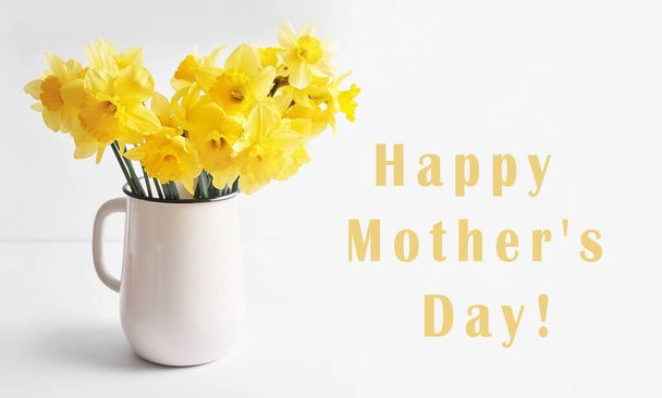 Feliz Dia das Mães cartão de saudação com flores. Buquê de narcisos amarelos sobre fundo branco. Feliz modelo de Páscoa. - Foto, Imagem