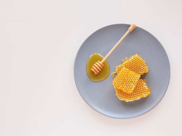 Méhsejt mártással egy kék tányéron. Lapos tojásrakás természetes bio méz - Fotó, kép