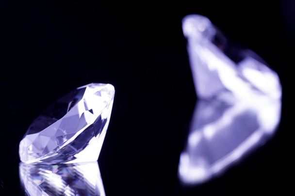 διαμάντια, κοσμήματα σε είδωλο φόντο - Φωτογραφία, εικόνα