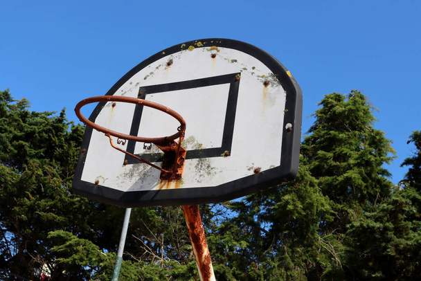 Rozsdás kosárlabda perem háló nélkül. Egy régi fém kosárlabda tábla.. - Fotó, kép