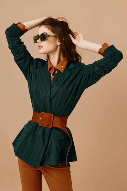 brunetka w garnitur okulary nowoczesny styl beżowy tło - Zdjęcie, obraz