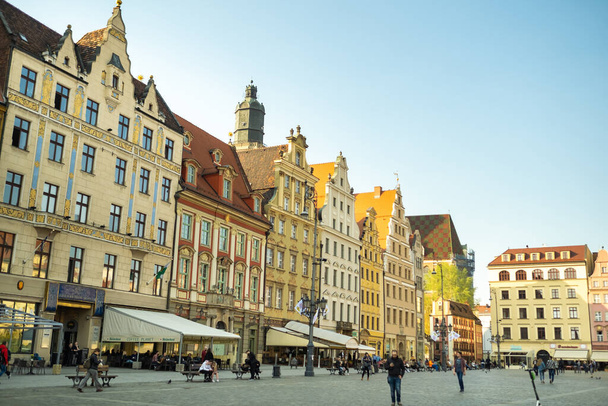 WROCLAW, POLAND-April 8, 2019: View of the Market Square in the Old Town of Wroclaw. Wroclaw is the historical capital of Lower Silesia - Foto, afbeelding