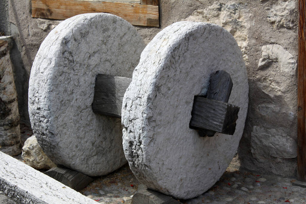 Stonewheel detail from a millstone in Guardia painetec town near Folgaria, Trentino Alto Adige, Ιταλία - Φωτογραφία, εικόνα