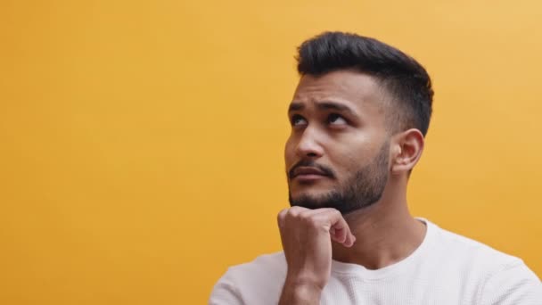 Adult bearded indian man studio πορτρέτο, πορτοκαλί φόντο - Πλάνα, βίντεο