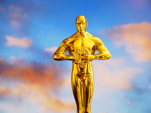 Estatua del premio Óscar de oro de Hollywood sobre fondo azul cielo. Concepto de éxito y victoria. - Foto, imagen