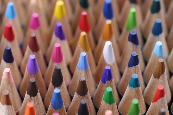 Primer plano de muchos lápices de madera afilados multicolores - Foto, Imagen