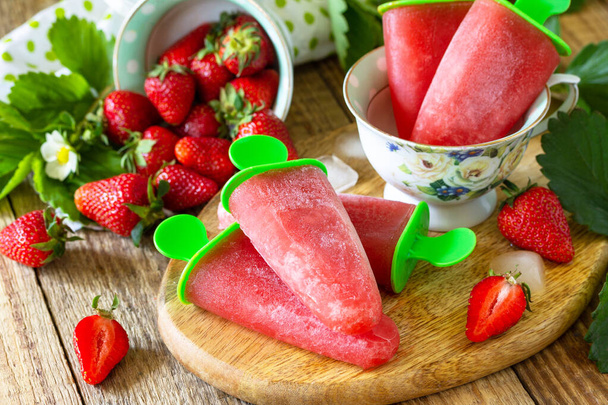 Dessert d'été. Jus de fruits surgelés à la fraise maison, glace à la fraise ou à la fraise sur une table rustique. - Photo, image