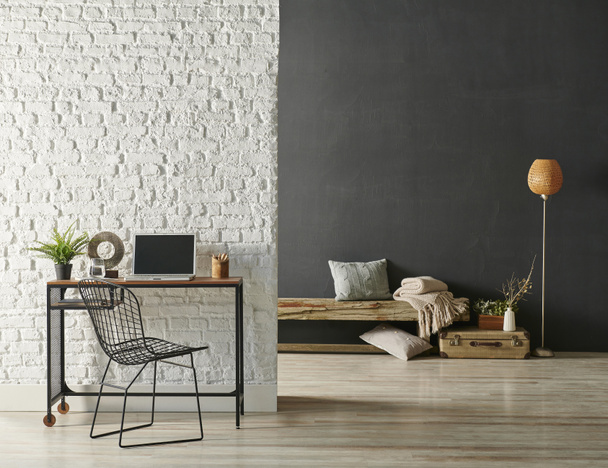 Moderne werktafel en stoel met computer close-up stijl, grijze stenen muur achtergrond met nis en houten decoratieve bank. - Foto, afbeelding