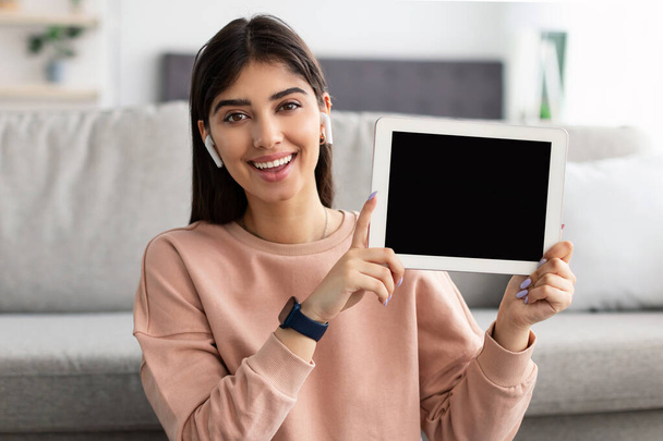 Woman showing blank empty tablet screen for mock up - Zdjęcie, obraz
