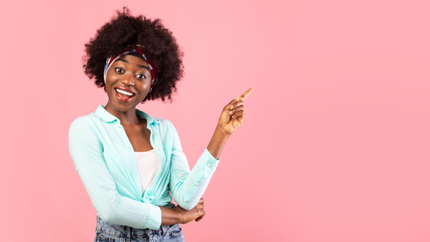 Black Woman Pointing Finger Aside Standing Over Pink Background, Panorama - Fotó, kép