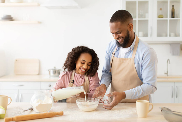 Happy afro famille préparer la pâte ensemble dans la cuisine - Photo, image