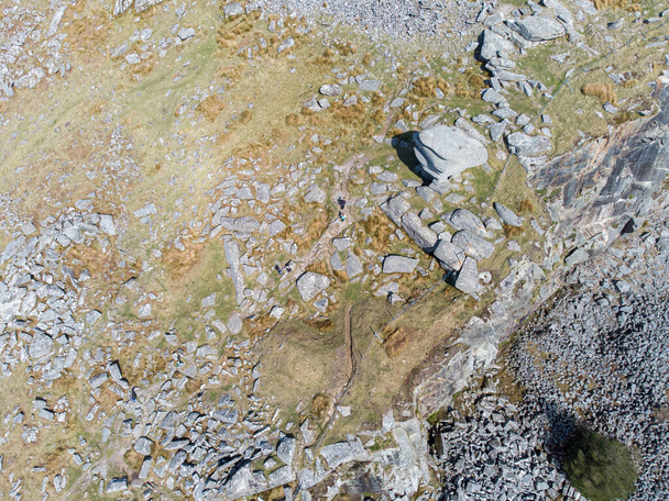 採石場の空中ドローンの隣にあるBodmin moor corwall ukのチーズリング - 写真・画像