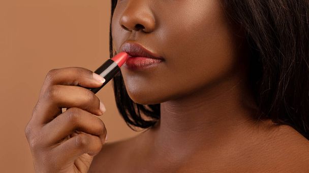 Cultivo de mujer negra usando lápiz labial colorido - Foto, Imagen