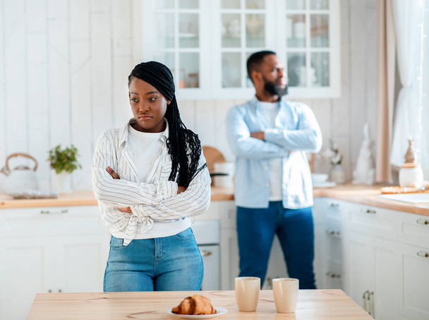 Huiselijke conflicten. Portret van beledigde Afrikaanse echtgenoten staande in de keuken na Argue - Foto, afbeelding