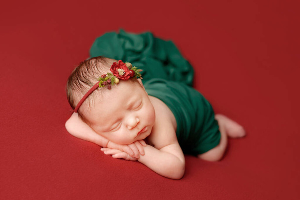 Neugeborenes Mädchen auf rotem Hintergrund. Fotoshooting für das Neugeborene. Ein Porträt eines schönen neugeborenen Mädchens - Foto, Bild