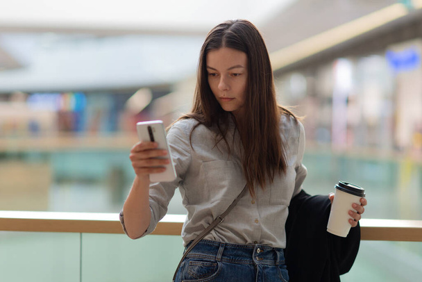 Young woman in casual clothing in a shopping center, shopping. - Foto, Bild