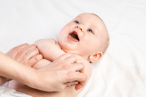 glücklich 5 Monate Baby-Junge erhält Massage-Therapie in der Kinderklinik. Manueller Therapeut manipuliert Kinderarme - Foto, Bild