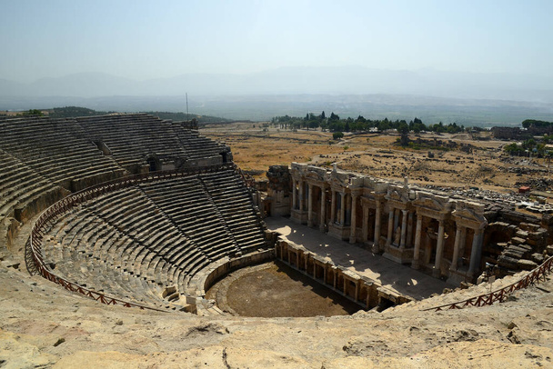 uitzicht op het Romeinse amfitheater in Pamukkale, de oude stad Hierapolis Turkije - Foto, afbeelding