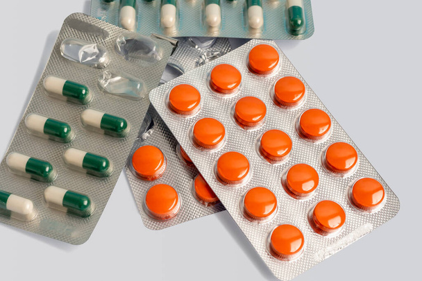   Vereinzelte Tablettenpatronen auf grauem Hintergrund - Foto, Bild
