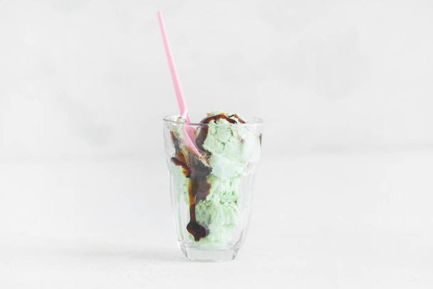 Ice cream with mint and chocolate - Zdjęcie, obraz