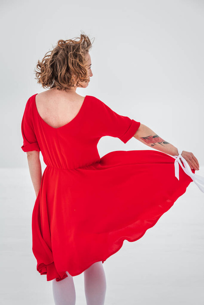 Schöne Frau in einem roten Kleid  - Foto, Bild