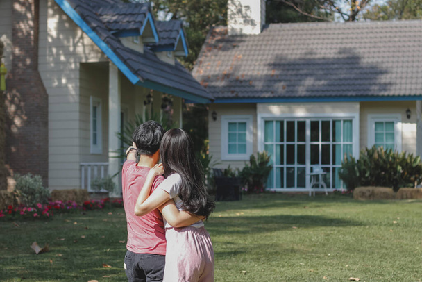 Soft Focus, párok, akik kiválasztják kedvenc házaikat, mielőtt házvásárlási megállapodást kötnének a hitelügyosztállyal. A házvásárlás koncepciója a házasélet stabilitása érdekében - Fotó, kép