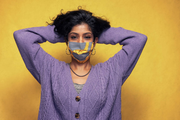 Όμορφη νεαρή Ινδή γυναίκα ποζάρουν με covid 19 μάσκα προστασίας - Όμορφη Σρι Λάνκα κορίτσι χρησιμοποιεί προστασία από την πανδημία covid 19 flue - Φωτογραφία, εικόνα