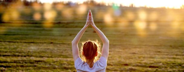 жінка в балансуючій позі на заході сонця йога на відкритому повітрі
 - Фото, зображення