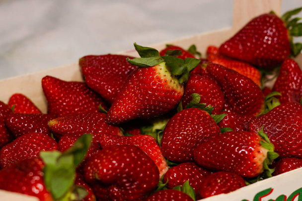 Skrzynka czerwonych owoców truskawek, prawdziwa naturalna zdrowa żywność z gospodarstwa - Zdjęcie, obraz