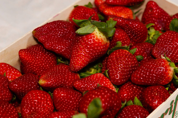 赤いイチゴの果実、農場からの本物の自然な健康食品の箱 - 写真・画像
