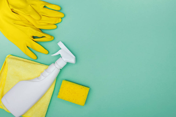 Cleaning tools on green background top view - 写真・画像